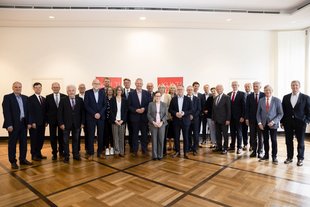 Die Präsidentinnen, Präsidenten, Geschäftsführerinnen und Geschäftsführer der ALLviN-Mitglieder mit Minister Thümler © Iris Terzka/ALLviN