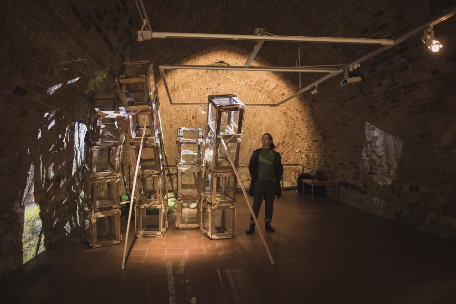 Simone Fezer, bound to tilt, Installation/Performance (Glas, Holz, Textil, Erde, Video, Mixed Media), 2021; Foto: Anna-Kristina Bauer