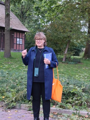 Die künstlerische Leiterin Bettina von Dziembowski lud die Teilnehmenden zu einem Kunstspaziergang rund um den Springhornhof ein © Inga Seba-Eichert