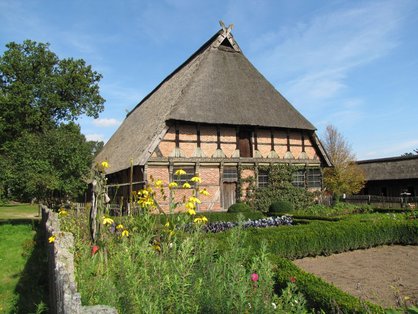 Brümmerhof von 1644, Wohngiebel und Garten © Museumsdorf Hösseringen 