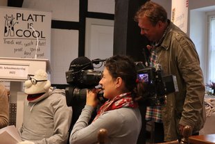 Werner Momsen informiert sich über das Kerncurriculum Deutsch in Niedersachsen © Inga Seba-Eichert 