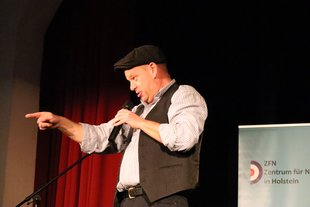 Benjamin Nolze nahm das Publikum mit traditionellen Liedern mit auf eine Reise durch Mecklenburg © Inga Seba-Eichert  