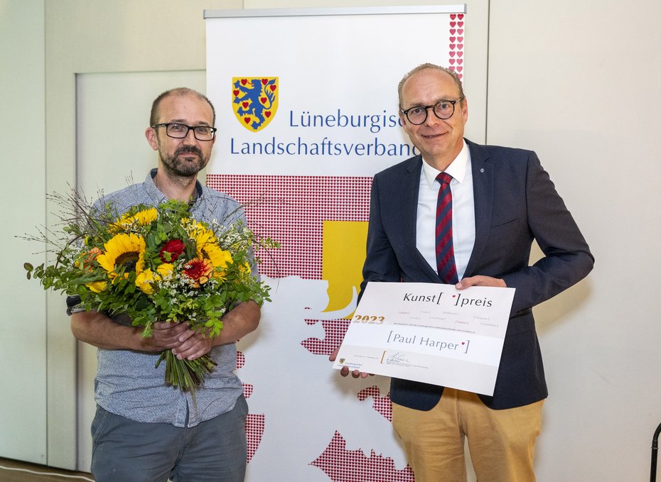 Paul Harper erhält die Auszeichnung von Dr. Alexander von Schwartz, Vorstandsmitglied des Lüneburgischen Landschaftsverbandes und Präsidierender Landschaftsrat der Landschaft des vormaligen Fürstentums Lüneburg. Foto: Hans-Jürgen Wege. 