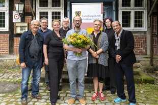 Die Nominierten des diesjährigen Kunstpreises: Jörg Koch, Christian Andreas Müller, Petra Merz, Hans Schlimbach, Paul Harper, Eva Fabian, Ilsabé Prinzhorn, Sany Abdullah (v.l.n.r.). Foto: Hans-Jürgen Wege.