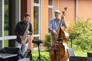 Niklas Wienecke am Saxophon und Jens Balzereit am Bass begrüßen die Gäste im Museumsdorf Hösseringen. Foto: Hans-Jürgen Wege. Niklas Wienecke am Saxophon und Jens Balzereit am Bass begrüßen die Gäste im Museumsdorf Hösseringen. Foto: Hans-Jürgen Wege.