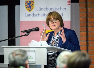 Bettina von Dziembowski, Geschäftsführerin des Kunstvereins Springhornhof und Kommissionsmitglied, begrüßt die Anwesenden © Hans-Jürgen Wege