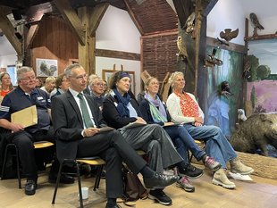 Landrat Jens Grote, Anne Denecke (Geschäftsführerin Lüneburgischer Landschaftsverband), Wiebke Erdtmann und Heike Hiestermann (beide Beraterinnen für die Region und die Sprachen Niederdeutsch und Saterfriesisch im Unterricht vom Regionalen Landesamt für Schule und Bildung).