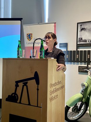 Dr. Franziska Buchmann referiert über den Status quo des Studienfachs Niederdeutsch an der Universität in Oldenburg.