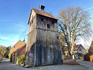 Glockenturm der St.-Marien-Kirche in Wienhausen (Landkreis Celle) © LLV