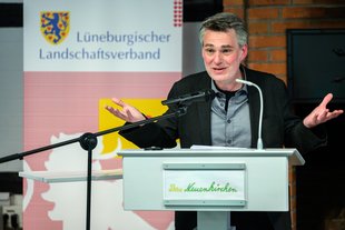 Thomas Kaestle, Kulturjournalist aus Hannover und Mitglied der Kunstkommission, stellt die zehn nominierten Künstlerinnen und Künstler vor © Hans-Jürgen Wege