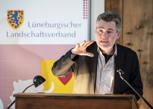 Thomas Kaestle, Kulturjournalist aus Hannover stellt die anwesenden Künstlerinnen und Künstler vor. Foto: Hans-Jürgen Wege.