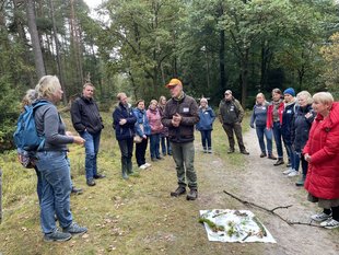 Sönke Meyer gibt Einblicke in die Waldpädagogik. 