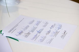 Die unterzeichnete ALLviN-Vereinbarung 2022 © Iris Terzka/ALLviN
