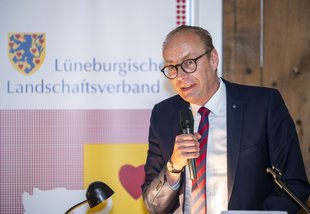 Dr. Alexander von Schwartz, Vorstandsmitglied des Lüneburgischen Landschaftsverbandes und Präsidierender Landschaftsrat der Landschaft des vormaligen Fürstentums Lüneburg, verkündet den Sieger des Kunstpreises. Foto: Hans-Jürgen Wege.