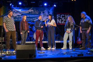 Annie Heger (3.v.r.) mit der Jury: Frank Jakobs, Annika Morhaus-Kamp, Dieke Günther, Grietje Kammler und Marcus Bruns (v.l.n.r.) Annie Heger (3.v.r.) mit der Jury: Frank Jakobs, Annika Morhaus-Kamp, Dieke Günther, Grietje Kammler und Marcus Bruns (v.l.n.r.)