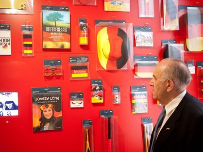 Verblüffend und humorvoll: Schwarz-rot-goldene Fanartikel begrüßen die Besucherinnen und Besucher © Hoffmann-von-Fallersleben-Museum / Meike Netzbandt