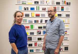 Simone Fezer, Gewinnerin des Kunstpreises 2020/2021 und Paul Harper. Foto: Hans-Jürgen Wege.