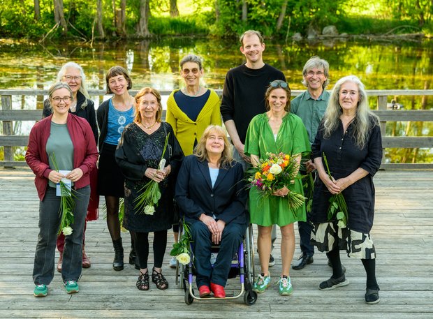 Die Nominierten des diesjährigen Kunstpreises: Katrin Magens, Marie Katharina Fischer, Claudia Hoffmann, Fabian Fobbe, Volker Veit (Reihe hinten, v.l.n.r.), Gitte Jabs, Ute Flemming, Stephanie Baden, Nina Heinzel, Hanínga Thiel (Reihe vorne, v.l.n.r.) © Hans-Jürgen Wege