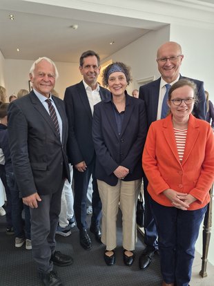 Dr. Peter Götz von Olenhusen (Präsident Landschaftsverband Südniedersachsen), Olaf Lies (Ministerpäsident und Schirmherr der Aktion), Anne Denecke (ALLviN-Sprecherin), Karsten Becker (Präsident der Schaumburger Landschaft, hier in Vertretung für Herrn Dr. Blume) und PD Dr. Lu Seegers (Geschäftsführerin Schaumburger Landschaft) (v.l.n.r.) (Foto: LLV)
