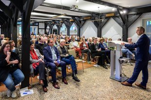Vorstandsmitglied des Lüneburgischen Landschaftsverbandes und Landrat des Heidekreises Jens Grote hält das Grußwort im voll besetzten Schröers-Hof © Hans-Jürgen Wege