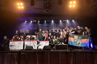 Plattsounds 2024: Die Teilnehmer des Plattsounds Finales 2024 (Foto: Karl-Heinz Berger) Plattsounds 2024: Die Teilnehmer und Teilnehmerinnen des Plattsounds Finales 2024 (Foto: Karl-Heinz Berger)