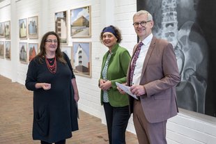 Charlotte Dreschke, Anne Denecke und Dr. Heiko Blume in der Gruppenausstellung der Nominierten. Foto: Hans-Jürgen Wege.