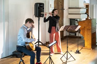 Das Duo Sappitatti, Simon Gutfleisch (Gitarre) und Luisa Piwak (Querflöte), eröffnet die Preisverleihung. Foto: Hans-Jürgen Wege. Das Duo Sappitatti, Simon Gutfleisch (Gitarre) und Luisa Piwak (Querflöte), eröffnet die Preisverleihung. Foto: Hans-Jürgen Wege.