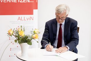 Unterzeichnung der ALLviN-Vereinbarung durch den Präsidierenden Landschaftsrat der Landschaft des vormaligen Fürstentums Lüneburg, Wilken von Bothmer © Iris Terzka/ALLviN