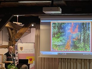 Knut Sierk zeigt eindrucksvoll, wie schnell sich ein Feuer im Wald ausbreiten kann. 