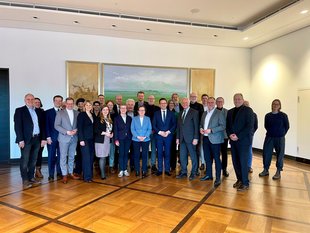 Kulturminister Falko Mohrs mit den ALLviN-Präsidenten und Vorsitzenden und den Geschäftsführenden der Landschaftsverbänden und Landschaften © AllviN