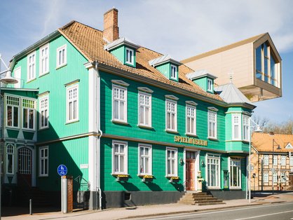 Das Spielmuseum in Soltau mit dem "fliegenden Klassenzimmer" © Anna-Kristina Bauer