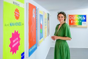 Die Gewinnerin des 9. Kunstpreises des Lüneburgischen Landschaftsverbandes Nina Heinzel vor ihrer Serie „Ich arbeite an meiner Karriere“ © Hans-Jürgen Wege