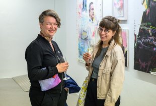Gilta Jansen (links), Gewinnerin des 4. Kunstpreises 2014/15 © Hans-Jürgen Wege