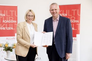 Die ALLviN-Präsidentin, die Osnabrücker Oberbürgermeisterin Katharina Pötter, und der niedersächsische Minister für Wissenschaft und Kultur, Björn Thümler, mit der neuen ALLviN-Vereinbarung am 07.06.2022 in Hannover © Iris Terzka/ALLviN