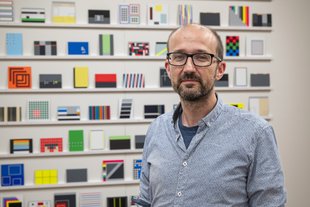 Der Gewinner des 8. Kunstpreises des Lüneburgischen Landschaftsverbandes Paul Harper vor seinem Werk „100 Paintings 2020-2022“. Foto: Hans-Jürgen Wege.