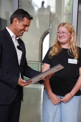 Ministerpräsident Olaf Lies erhält eine Lieselotte-Zeichnung von Alexander Steffensmeier, Autor der Lieselotte-Bücher (Foto: Tanja Dittmann, Niedersächsische Staatskanzlei) Ministerpräsident Olaf Lies erhält eine Lieselotte-Zeichnung von Alexander Steffensmeier, Autor der Lieselotte-Bücher (Foto: Tanja Dittmann, Niedersächsische Staatskanzlei)