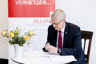 Unterzeichnung der ALLviN-Vereinbarung durch den Vorsitzenden des Lüneburgischen Landschaftsverbandes Dr. Heiko Blume © Iris Terzka/ALLviN
