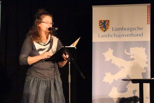 Die PoetrySlammerin "up Platt" Gesche Gloystein begeisterte 2021 das Publikum und ist auch 2022 in Lüneburg mit dabei © Inga Seba-Eichert 