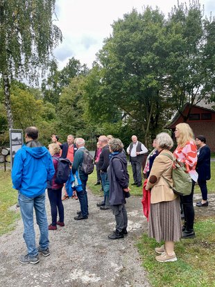 Das Wetter hielt zum Glück: Führung von Herrn Dr. Lütgert durch die Freilichtausstellung des Erdölmuseums.