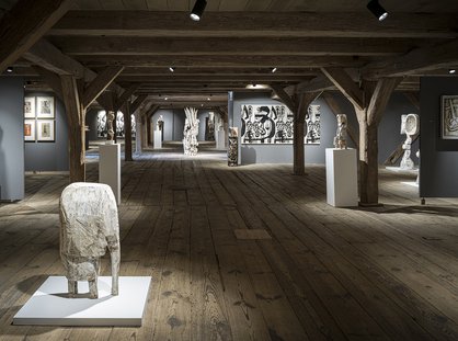 Blick in die Ausstellung von Klaus Hack im Zehntspeicher (2023) © Hans Schlimbach 
