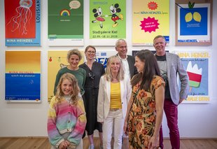 Julia Taut (Geschäftsführerin Kunsthaus BBK Braunschweig; Kunstkommission LLV) mit Tochter, Almuth Kölsch (Referentin LLV), Simone Arndt (Geschäftsführerin Junge Kunst e.V.), Kai-Uwe Hirschheide (Erster Stadtrat Wolfsburg und Vorstandsmitglied des LLV), Nina Heinzel und Frank Hocke (Vorsitzender Junge Kunst e.V.) (v.l.n.r.)