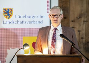 Der Vorsitzende des Lüneburgischen Landschaftsverbandes und Uelzener Landrat Dr. Heiko Blume hält das Grußwort. Foto: Hans-Jürgen Wege.