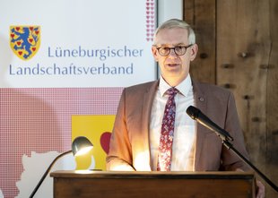 Der Vorsitzende des Lüneburgischen Landschaftsverbandes und Uelzener Landrat Dr. Heiko Blume hält das Grußwort. Foto: Hans-Jürgen Wege. Der Vorsitzende des Lüneburgischen Landschaftsverbandes und Uelzener Landrat Dr. Heiko Blume hält das Grußwort. Foto: Hans-Jürgen Wege.