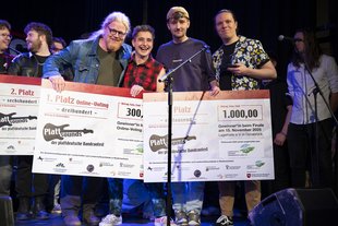 1. Platz und Gewinner des Online-Votings: Rice of Jesus erhält die Siegertrophäe von Marcus Bruns. 1. Platz und Gewinner des Online-Votings: Rice of Jesus erhält die Siegertrophäe von Marcus Bruns.