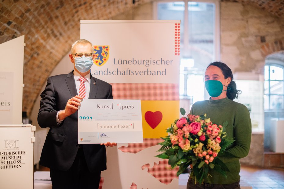 Der Vorsitzende des Lüneburgischen Landschaftsverbandes, der Uelzener Landrat Dr. Heiko Blume, zeichnete die Künstlerin Simone Fezer mit dem Kunstpreis 2020/21 aus. Foto: Anna-Kristina Bauer