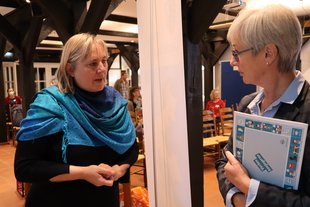 Christianne Nölting, Leiterin des Länderzentrums für Niederdeutsch, im Gespräch mit Gesche Scheller vom Quickborn Verlag © Inga Seba-Eichert 