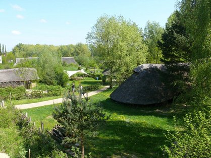 Blick ins Freilichtgelände des Archäologischen Zentrums Hitzacker © U. Braun